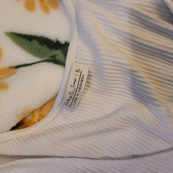 White crop top with cinched front size xl - Picture 2 of 2